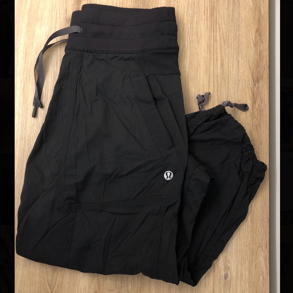 Lululemon Elastic windbreaker pant. Size US2.